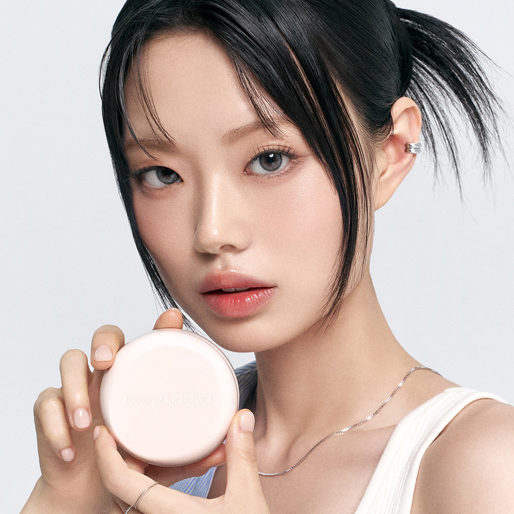 TOO COOL FOR SCHOOL Fixing Dew Cushion [Main Product + Refill], femme tient le boîtier sur fond clair, maquillage hydratant.