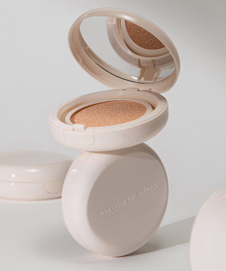 TOO COOL FOR SCHOOL Fixing Dew Cushion [Main Product + Refill] : compact beige ouvert, contexte cosmétique sur fond clair.