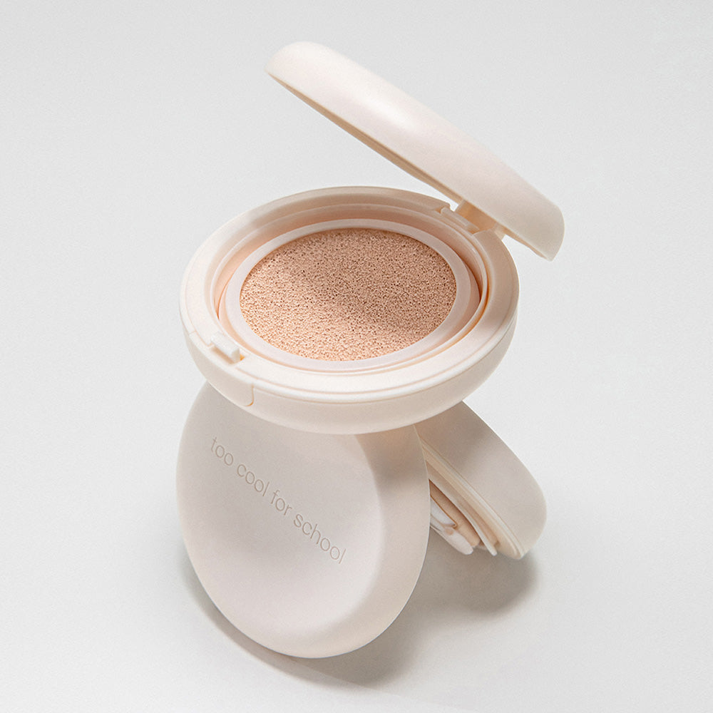 TOO COOL FOR SCHOOL Fixing Nude Fit Cushion [Product + Refill] : coussin beige ouvert, visuel maquillage sur fond clair.
