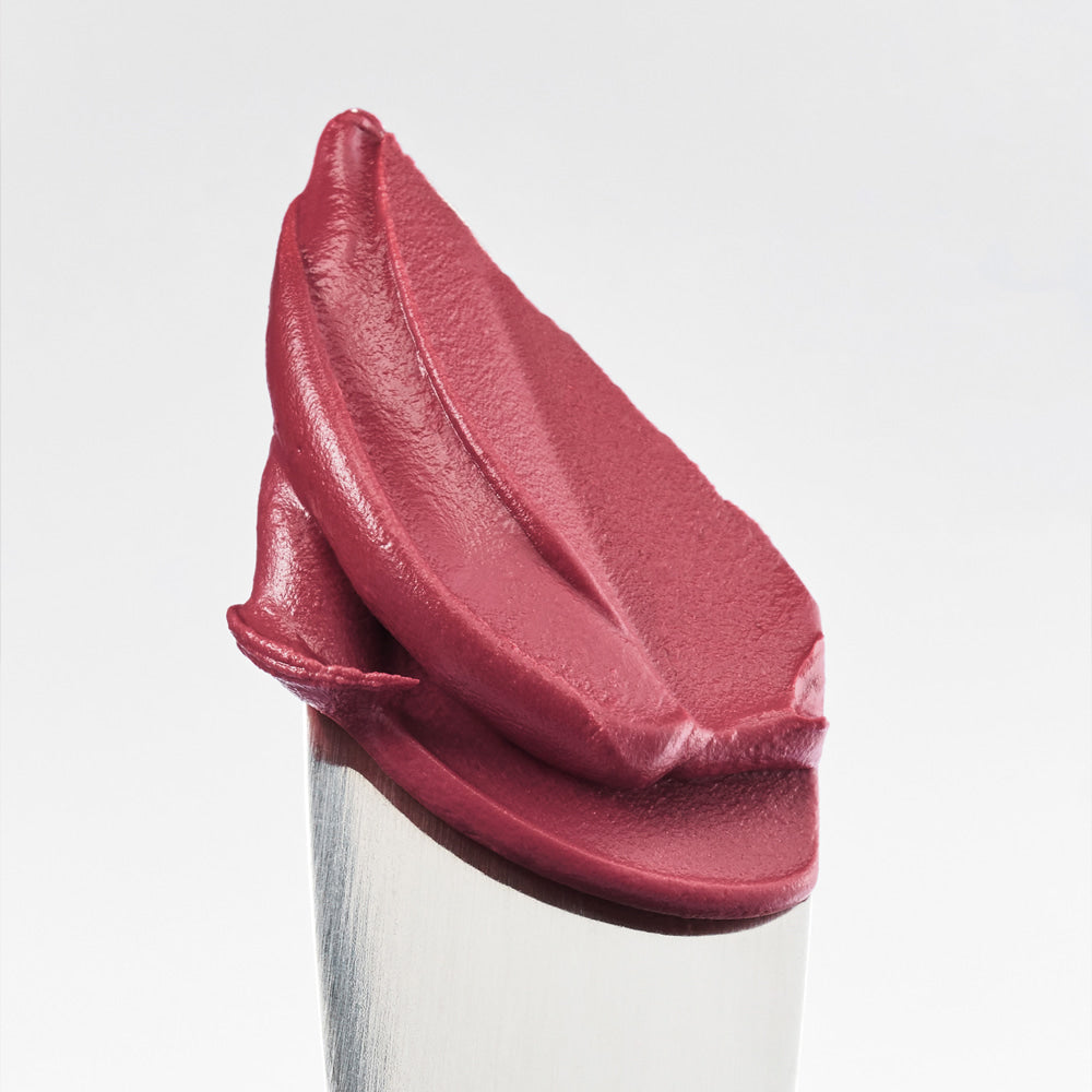 TOO COOL FOR SCHOOL Sway Lip Velvet, texture satinée rouge sur manche de maquillage, fond clair, gros plan.