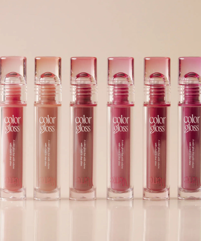 TOO COOL FOR SCHOOL Verre Color Gloss, tubes roses alignés sur fond clair; collection beauté maquillage en vitrine.