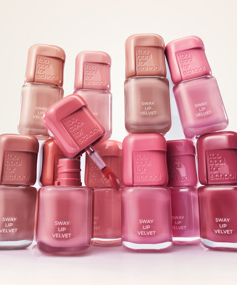 Collection de rouges à lèvres TOO COOL FOR SCHOOL Sway Lip Velvet en teintes variées, idéale pour une couleur intense et veloutée.
