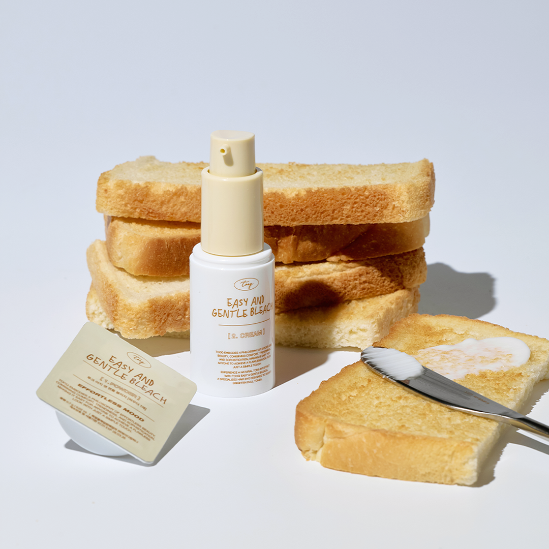 TOOQ Easy And Gentle Bleach de la marque TOOQ, flacon sur pain et étiquette, contexte visuel cuisine blanche