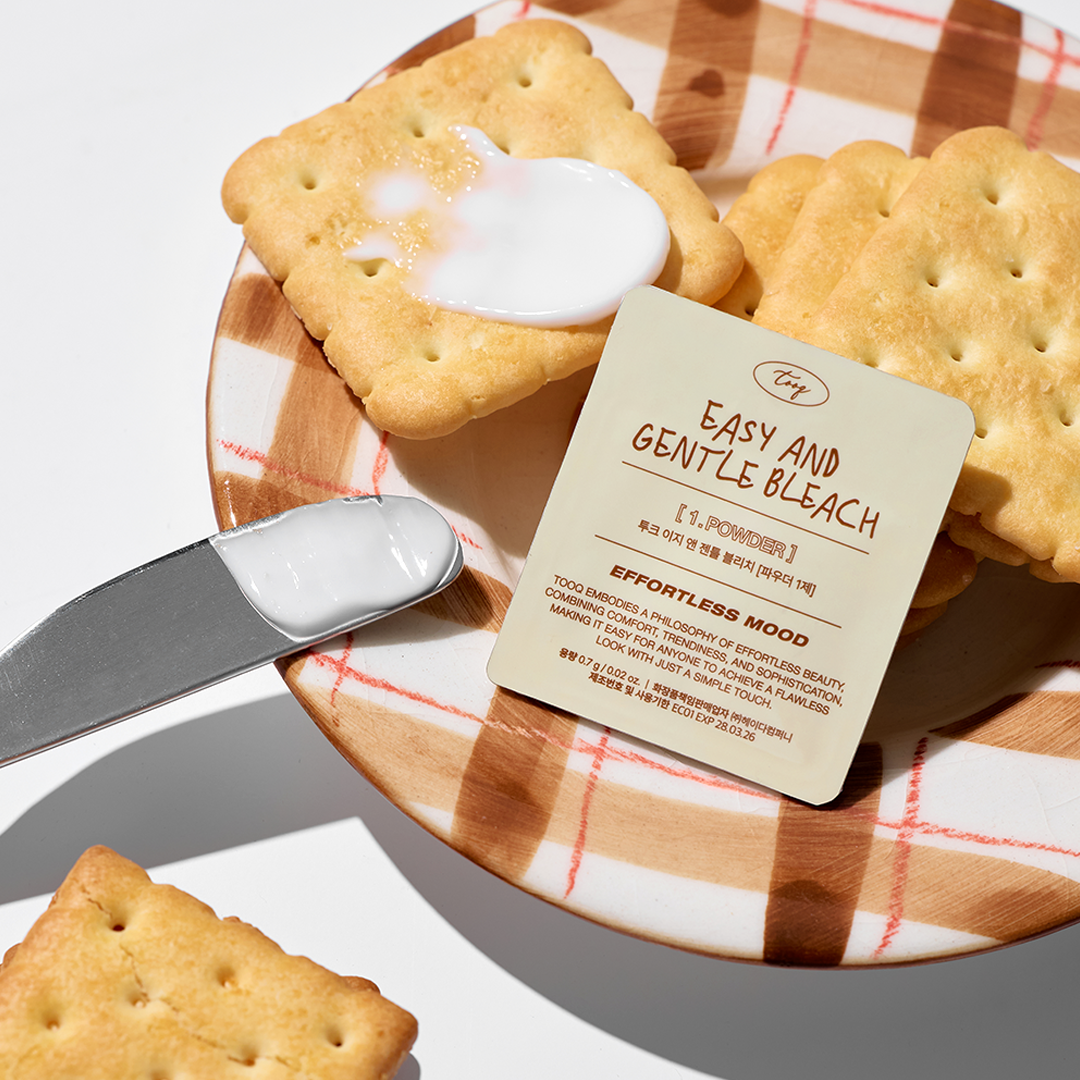 TOOQ Easy And Gentle Bleach de la marque TOOQ, sur plateau en bois avec biscuits et glaçage blanc, contexte pâtisserie