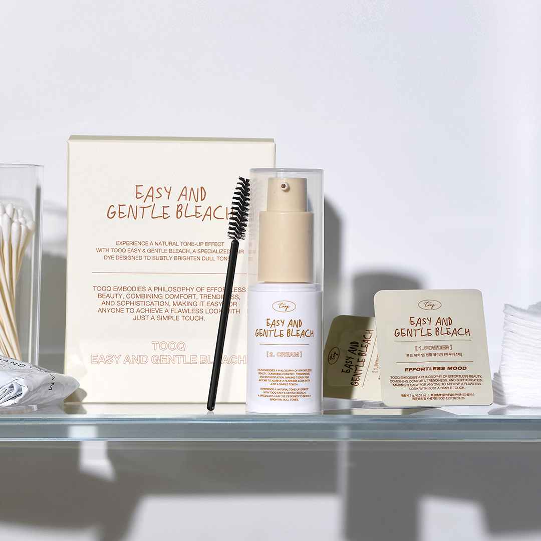 TOOQ Easy And Gentle Bleach, flacon et coffret sur étagère blanche, décor salle de bain minimaliste, marque TOOQ.