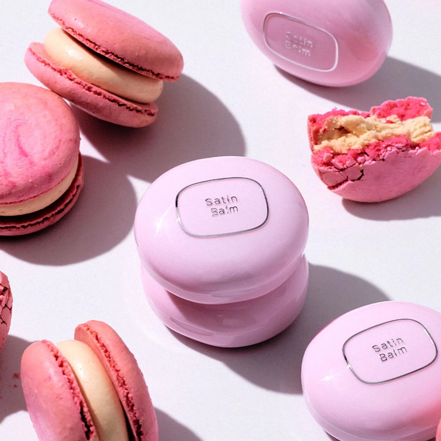 TOOQ Satin Peach Blossom, baumes et coques roses, macarons en fond, marque TOOQ, contexte visuel gourmand et lumineux.