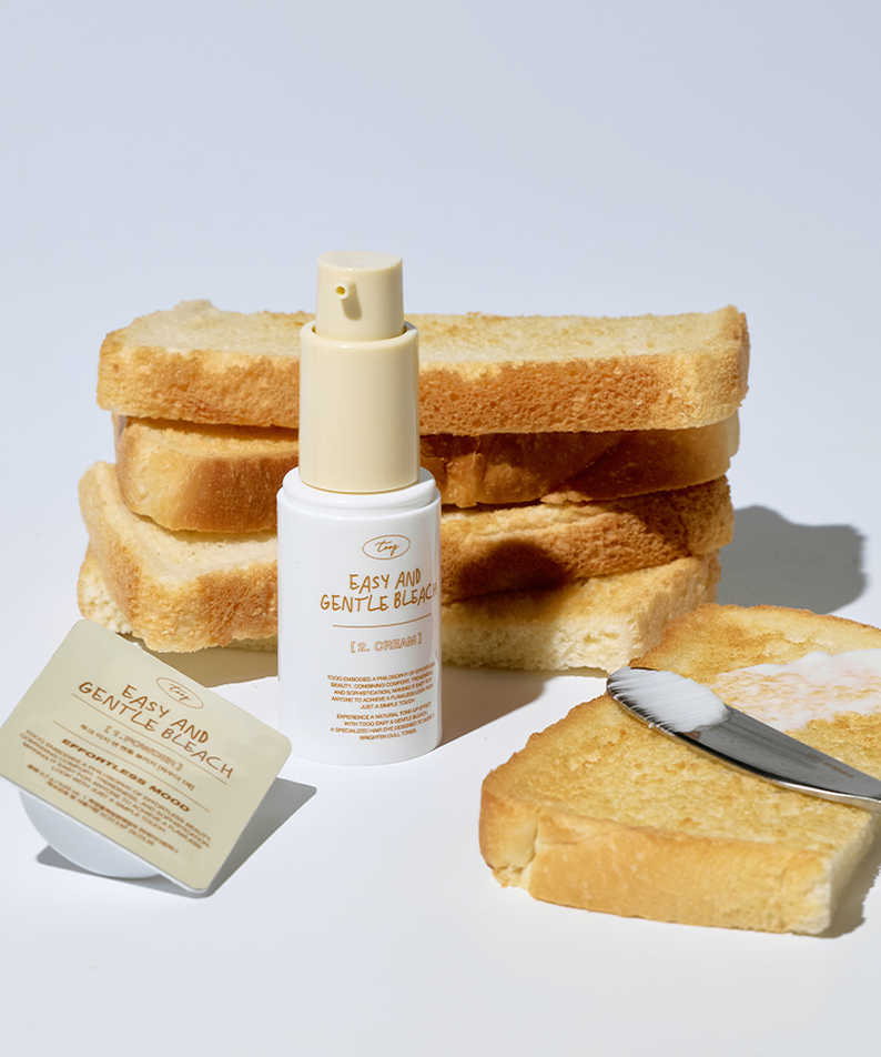 Produit TOOQ Easy And Gentle Bleach avec emballage et tranches de pain en arrière-plan.