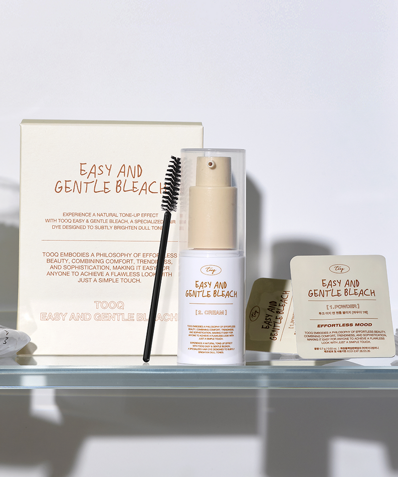 TOOQ Easy And Gentle Bleach sur étagère avec accessoires beauté.