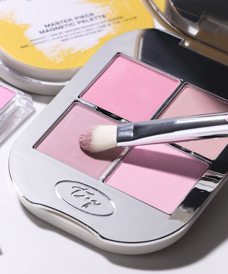 Palette maquillage TOOQ Master Piece Face Shadow Palette avec pinceau inclus, idéale pour un effet ombre sur le visage.