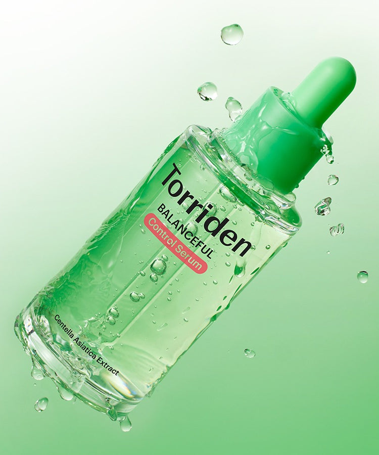 TORRIDEN Balanced Cica Control Serum 50ml de la marque Torriden, flacon vert avec gouttelettes sur fond vert, sérum hydratant