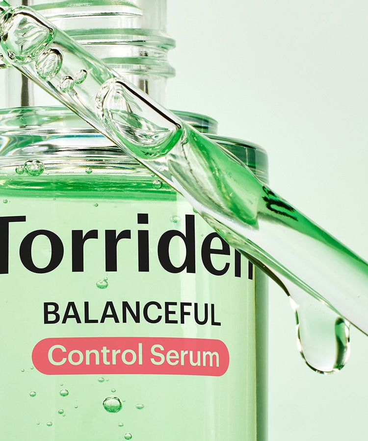 TORRIDEN Balanced Cica Control Serum 50ml, flacon vert et sérum gouttant, fond clair, marque TORRIDEN, ambiance skincare
