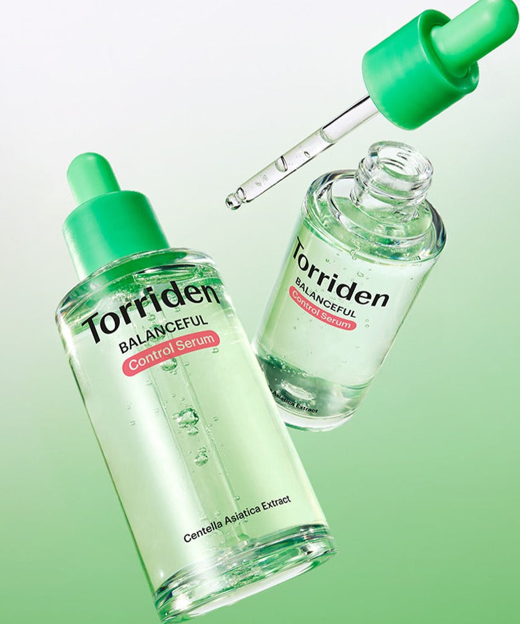 TORRIDEN Balanced Cica Control Serum 50ml, flacons verts sur fond clair, application de sérum cica, marque Torriden en contexte