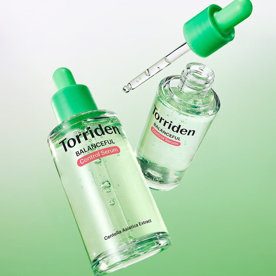 TORRIDEN Balanced Cica Control Serum 50ml, flacons verts sur fond clair, application de sérum cica, marque Torriden en contexte