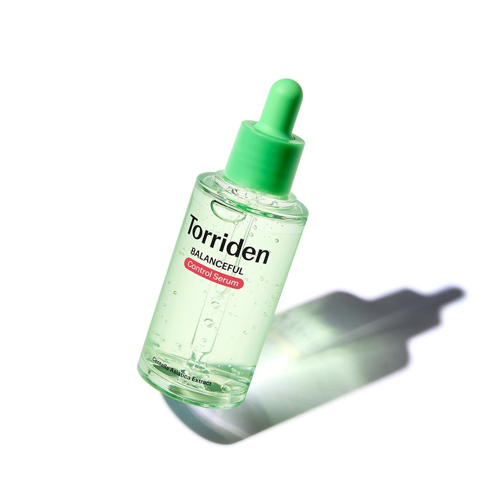 TORRIDEN Balanced Cica Control Serum 50ml de marque Torriden, flacon vert sur fond blanc, gouttes et application sérum