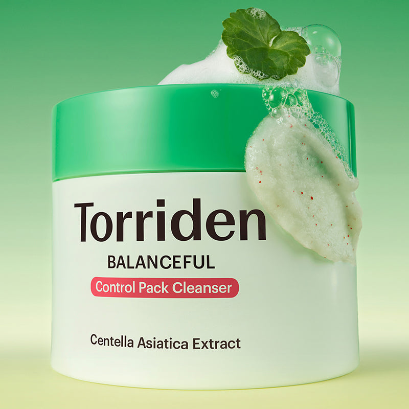 Décris l'image en français : TORRIDEN Balanced Cica Pore Control Pack Cleanser 120g, pot vert, feuilles de cica, mousse.