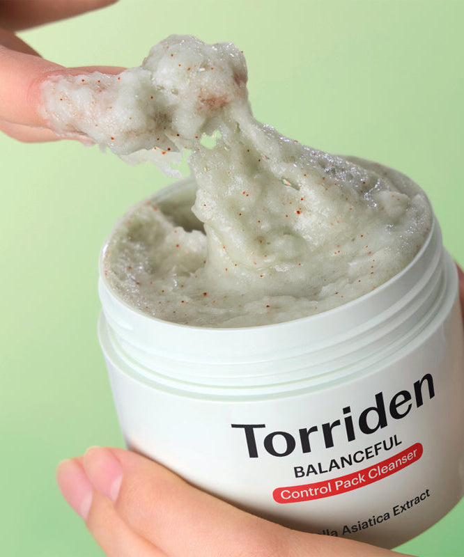 TORRIDEN Balanced Cica Pore Control Pack Cleanser 120g, crème nettoyante sur pot blanc vert, mains et texture visible.