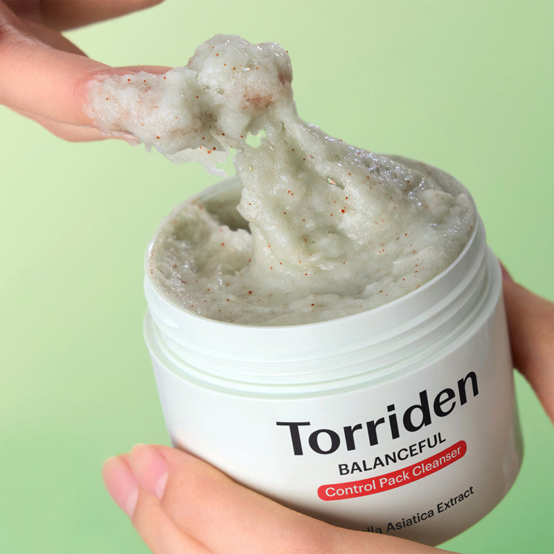 TORRIDEN Balanced Cica Pore Control Pack Cleanser 120g, crème nettoyante sur pot blanc vert, mains et texture visible.