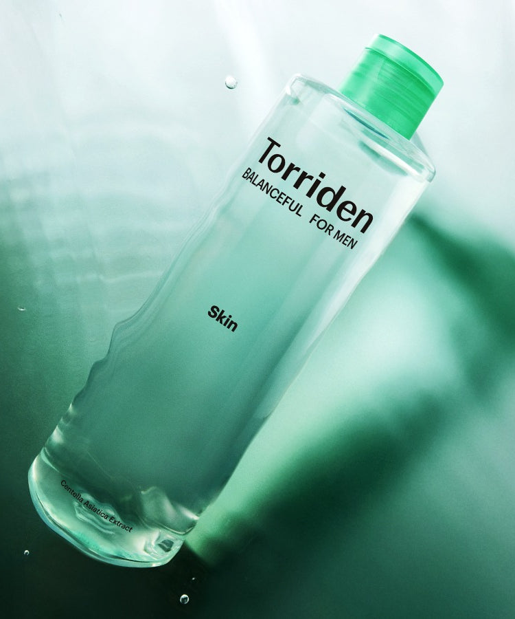 TORRIDEN Balanced For Men Cica Clearing Skin 300ml, bouteille pour homme, marque TorriDen, visuel en flacon vert, fond aquatique.