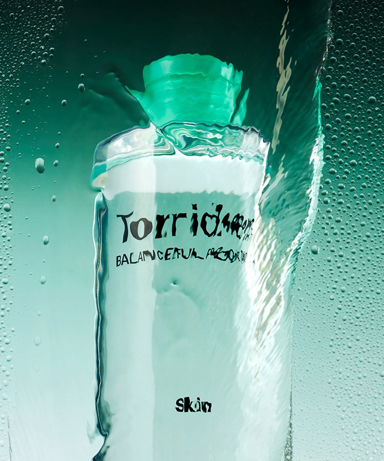 TORRIDEN Balanced For Men Cica Clearing Skin 300ml de Torriden, flacon vert avec eau et gouttes, contexte douche