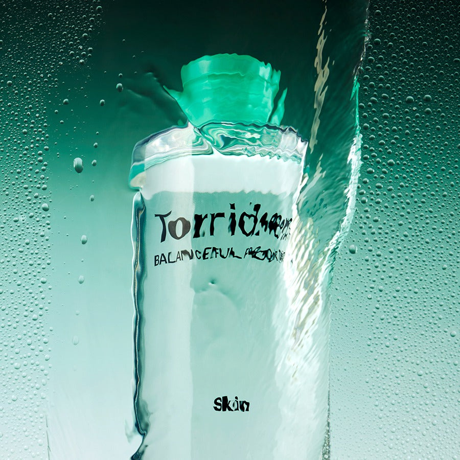 TORRIDEN Balanced For Men Cica Clearing Skin 300ml de Torriden, flacon vert avec eau et gouttes, contexte douche