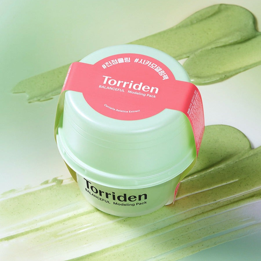 TORRIDEN Balanceful Cica Modeling Pack 30g, pot crème vert sur feuilles, marque Torriden, contexte skincare.