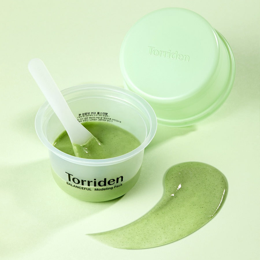 Décrivez l'image en français : TORRIDEN Balanceful Cica Modeling Pack 30g, pot et crème verte, fond vert apaisant.