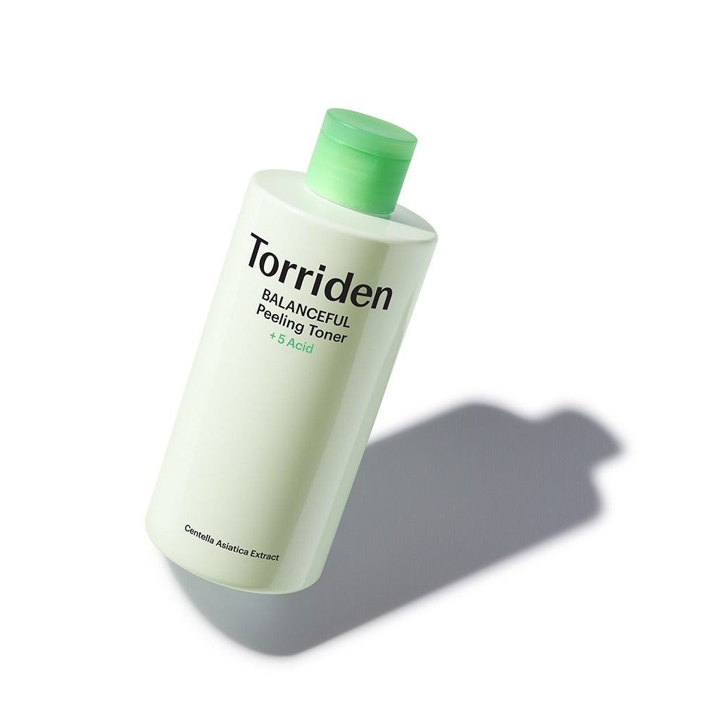 TORRIDEN Balanceful Peeling Toner 250ml, flacon vert et blanc sur fond clair, marque Torriden, contexte cosmétique.