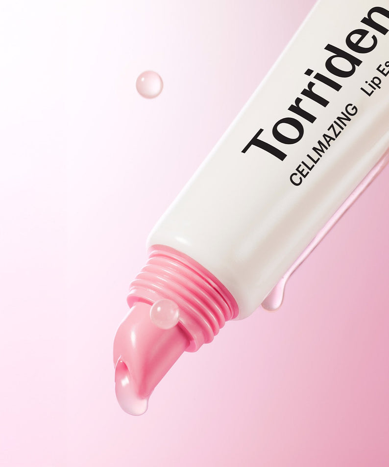 TORRIDEN Cellmazing Low Molecular Collagen Volume Lip Essence 11ml de la marque Torriden sur fond rose pastel, gros plan.