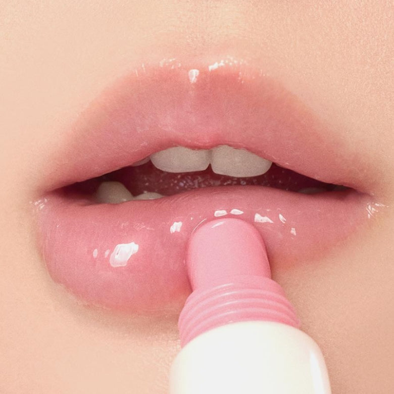 TORRIDEN Cellmazing Low Molecular Collagen Volume Lip Essence 11ml : photo rapprochée des lèvres appliquant le produit