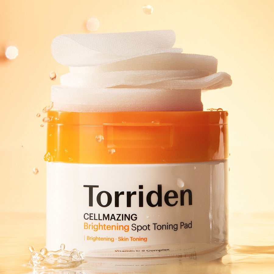 Décris l'image en français mentionnant TORRIDEN Cellmizing Vita C brightening Trace Toning Pads 70 sheets, pot sur fond doré