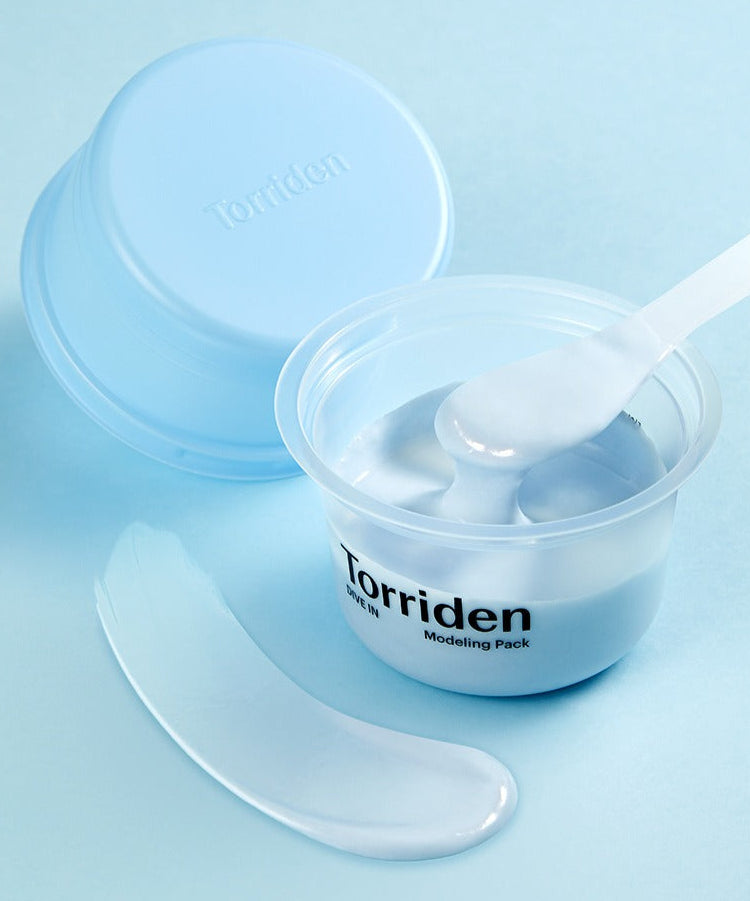 Décris l'image en français : TORRIDEN Dive In Low Molecular Hyaluronic Acid Modeling Pack, pot bleu et gel, style soins beauté