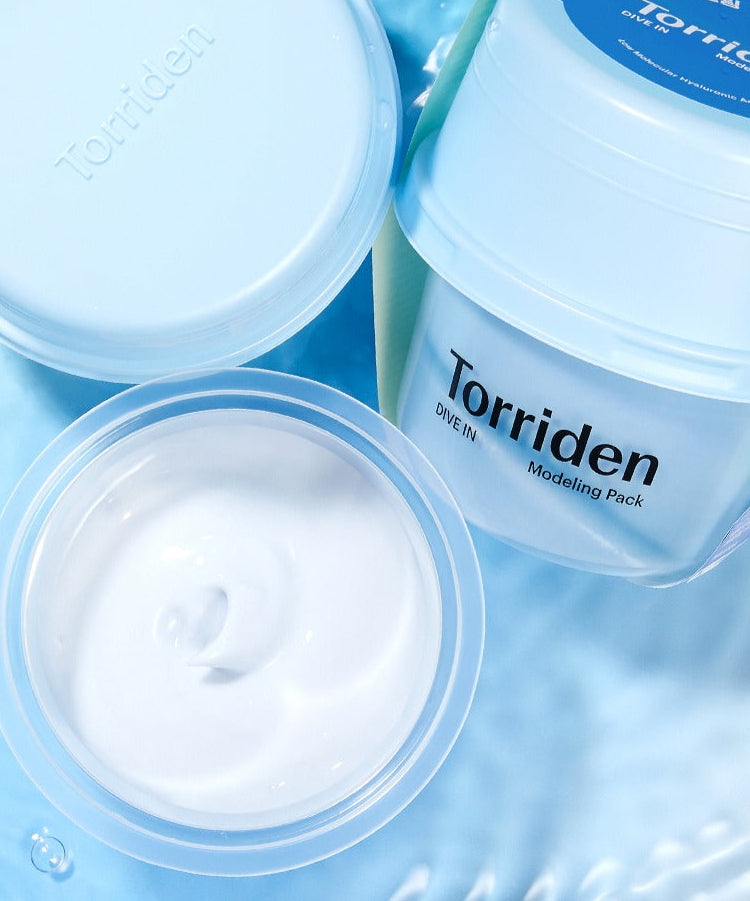 TORRIDEN Dive In Low Molecular Hyaluronic Acid Modeling Pack, pots bleu sur fond eau, texture crème hydratante