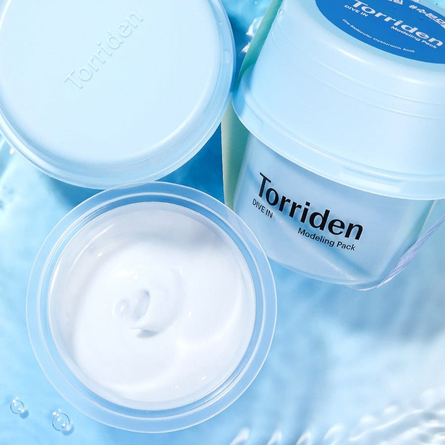 TORRIDEN Dive In Low Molecular Hyaluronic Acid Modeling Pack, pots bleu sur fond eau, texture crème hydratante