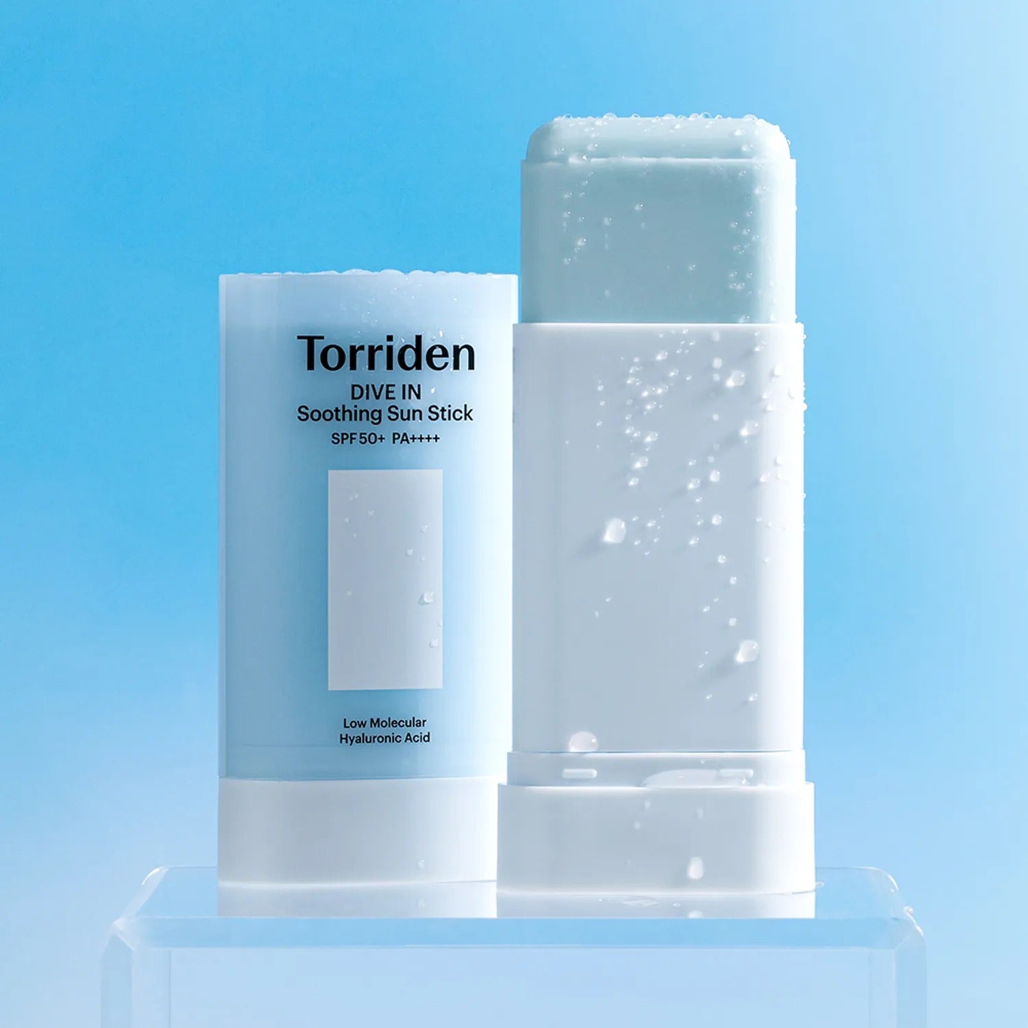 TORRIDEN Dive In Soothing Sun Stick SPF50+PA++++ 19g, marque Torriden, stick solaire apaisant sur fond bleu.