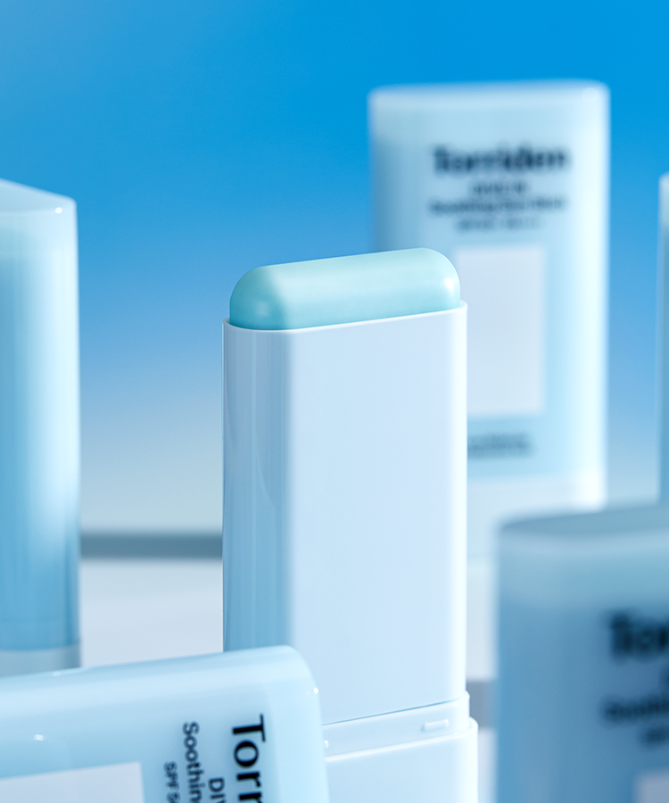 TORRIDEN Dive In Soothing Sun Stick SPF50+PA++++ 19g, tube bleu sur fond bleu, marque TORRIDEN en contexte cosmétique.