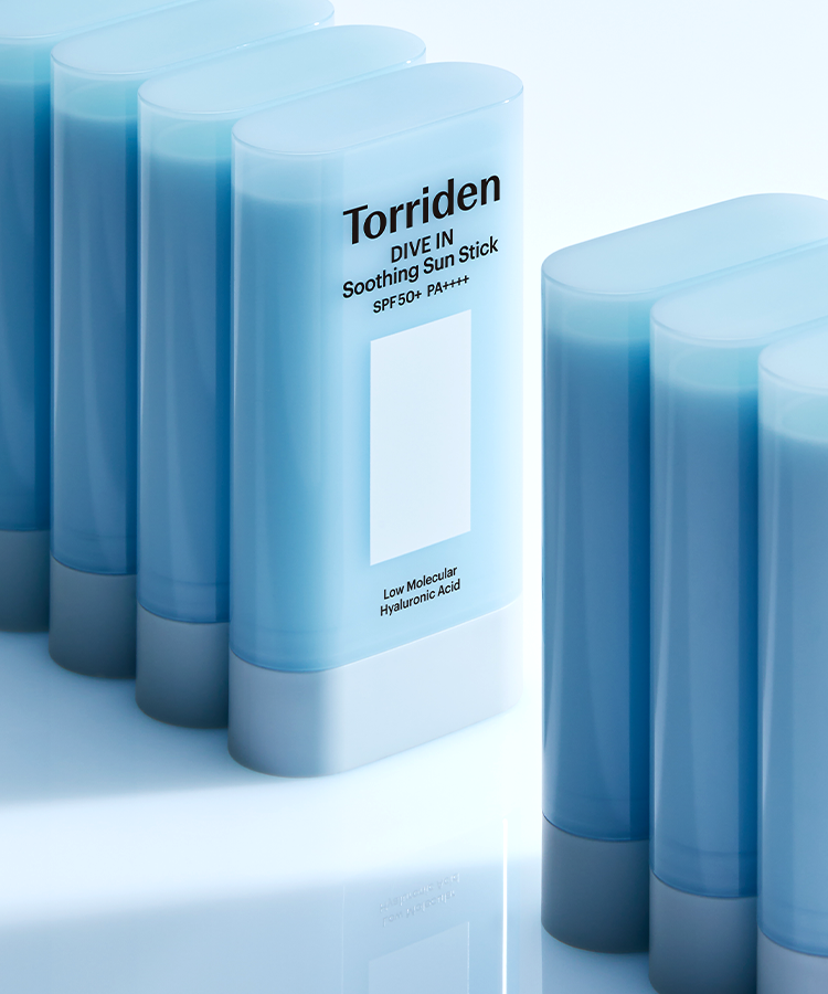 TORRIDEN Dive In Soothing Sun Stick SPF50+PA++++ 19g, tubes solaires bleus sur fond lumineux, marque Torriden