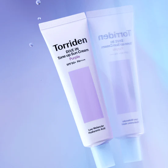 TORRIDEN Dive In Tone Up Sun Cream Purple 50+PA++++ 60ml de la marque Torriden, tube violet sur fond bleu avec gouttelettes.