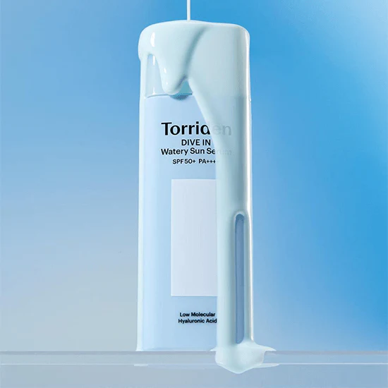 TORRIDEN Dive In Watery Sun Serum SPF50+PA++++ 50ml de la marque Torriden, sérum solaire en flacon bleu, fond mer