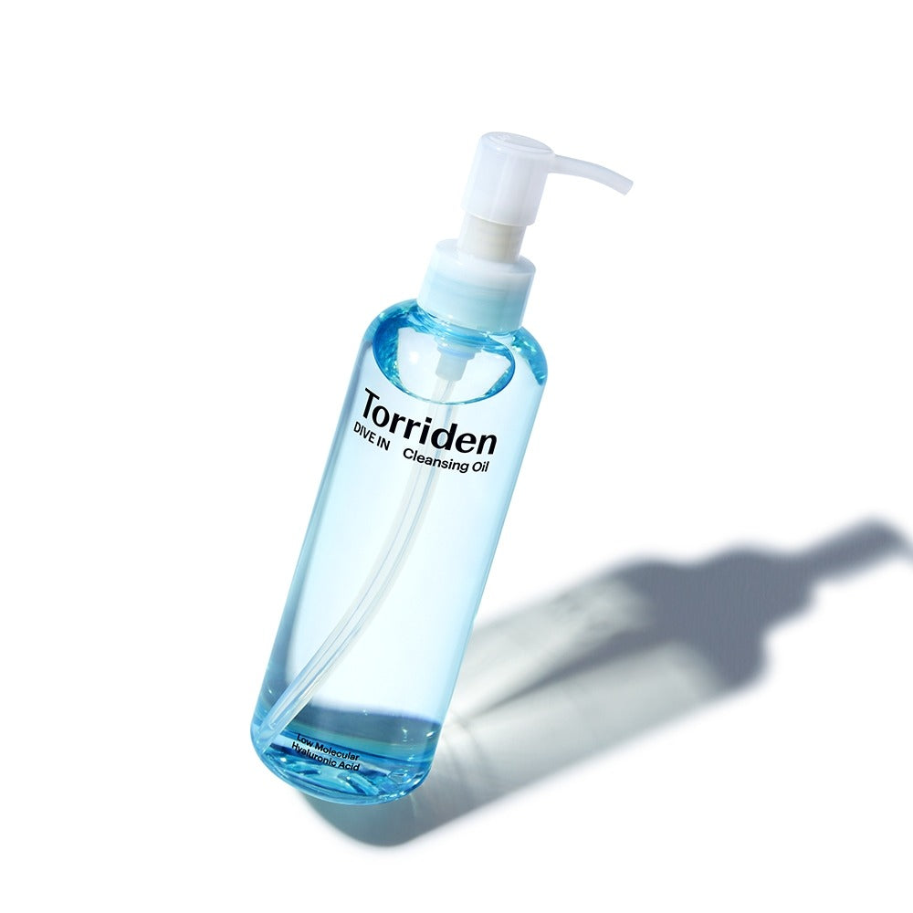 Décris l'image en français en mentionnant le produit, la marque et le contexte visuel. TORRIDEN Dive in Low Molecular Hyaluronic Acid Cleansing Oil 200ml, flacon bleu sur fond clair.