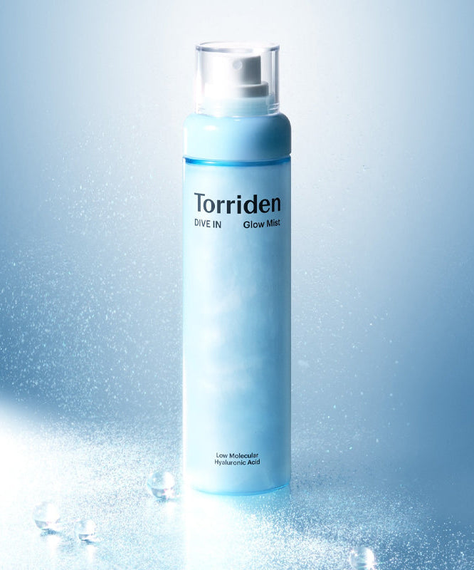 TORRIDEN Dive-in Low Molecular Hyaluronic Acid Cream Mist 120ml, brume visage Torriden sur fond bleu aquatique