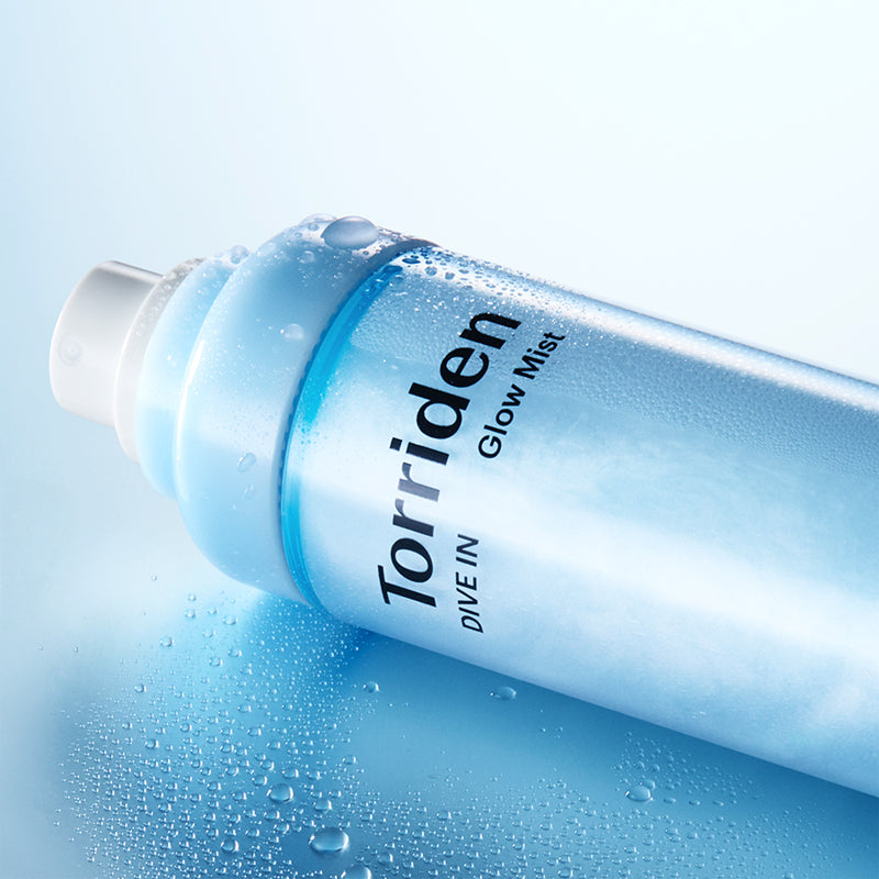 TORRIDEN Dive-in Low Molecular Hyaluronic Acid Cream Mist 120ml, brume bleue sur fond clair, gouttes et flacon.