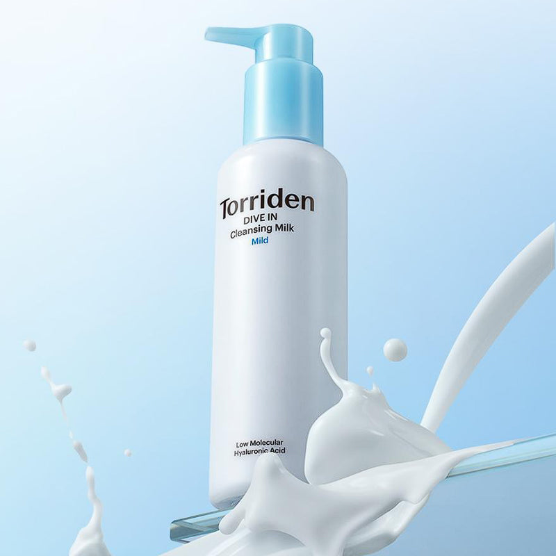 TORRIDEN Divein Low Molecular Hyaluronic Acid Cleansing Milk 200ml, bouteille sur fond bleu, splash de lait nettoyant