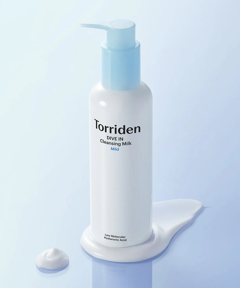 TORRIDEN Divein Low Molecular Hyaluronic Acid Cleansing Milk 200ml, flacon pompe sur fond bleu clair, marque TORRIDEN.