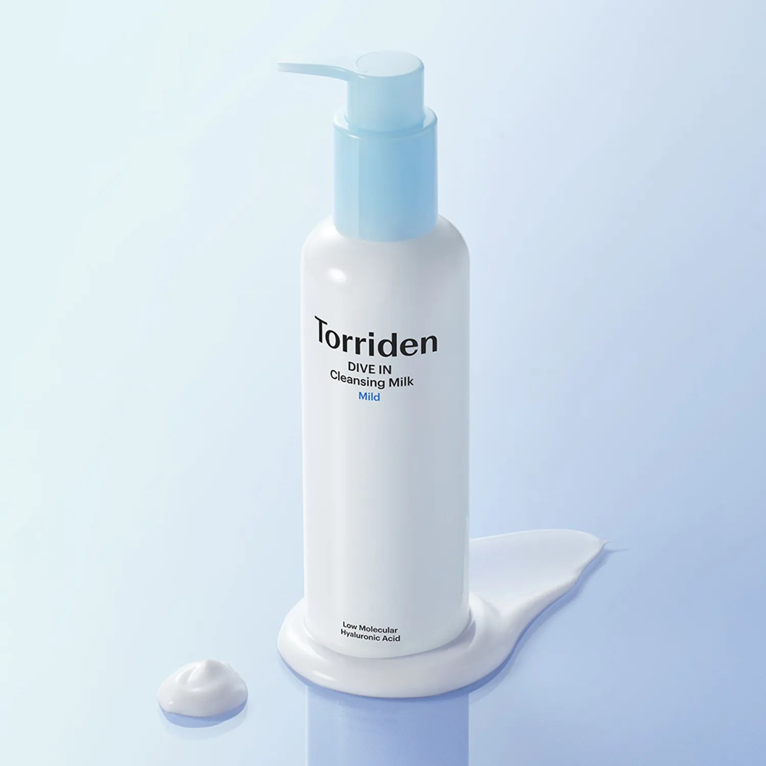 TORRIDEN Divein Low Molecular Hyaluronic Acid Cleansing Milk 200ml, flacon pompe sur fond bleu clair, marque TORRIDEN.