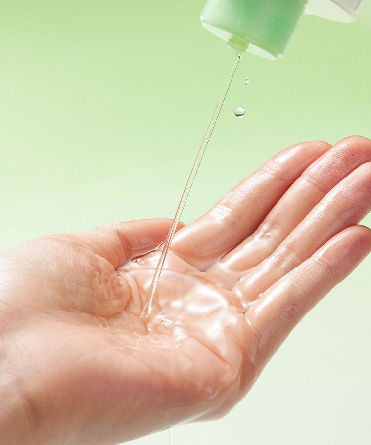 TORRIDEN Balanceful Peeling Toner 250ml versé sur la paume, dévoilant sa texture liquide et lisse pour un soin doux de la peau.