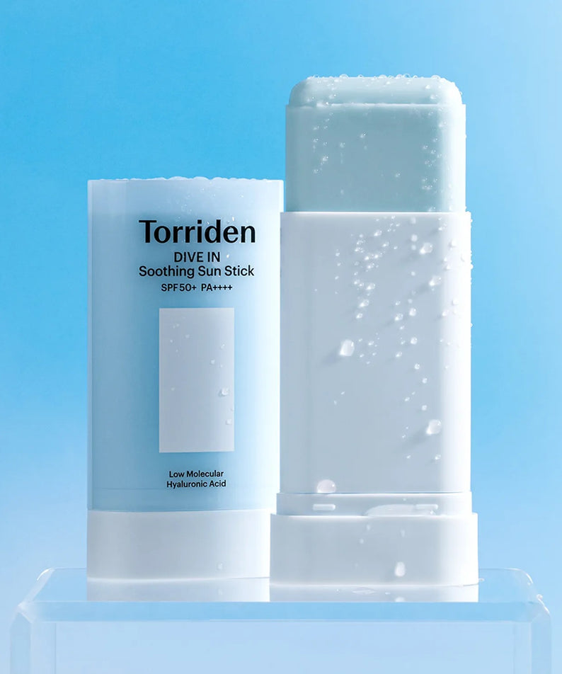 TORRIDEN Dive In Soothing Sun Stick SPF50+PA++++ 19g sur fond bleu, idéal pour protéger la peau avec une formule apaisante et légère.