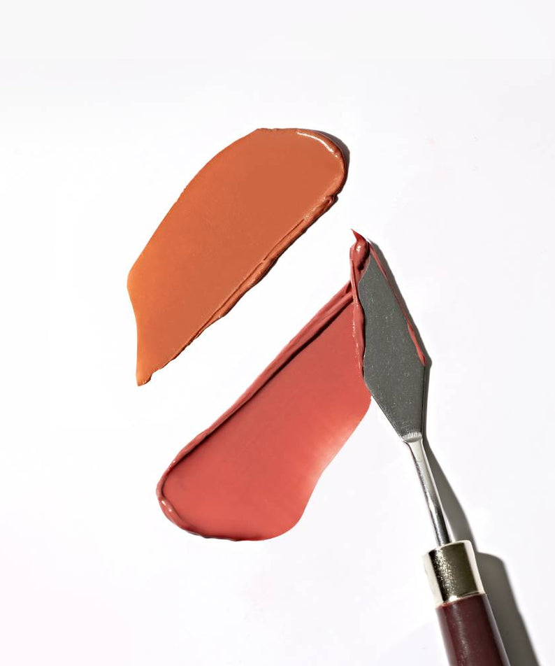 TOUCH IN SOL Vegan Again Juicy Plumping Lipstick, lèvres rouge cuivré, image studio sur fond clair, marque TOUCH IN SOL