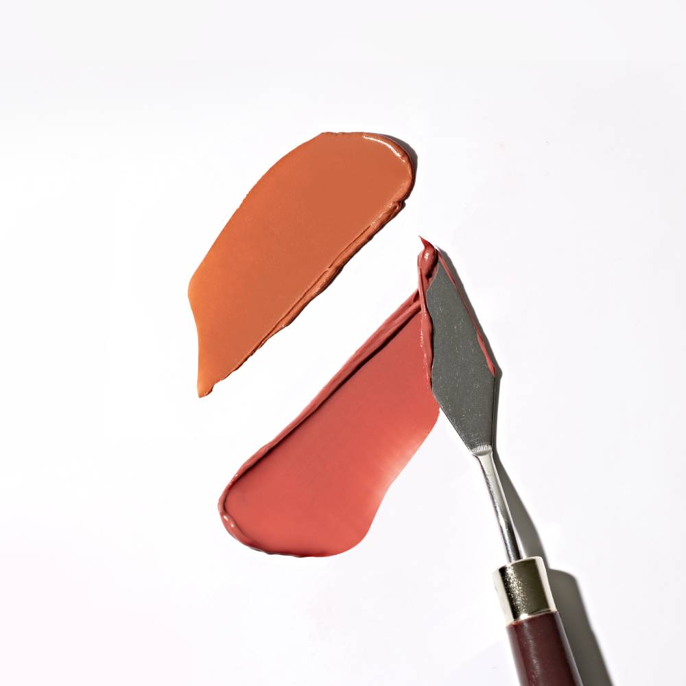 TOUCH IN SOL Vegan Again Juicy Plumping Lipstick, lèvres rouge cuivré, image studio sur fond clair, marque TOUCH IN SOL