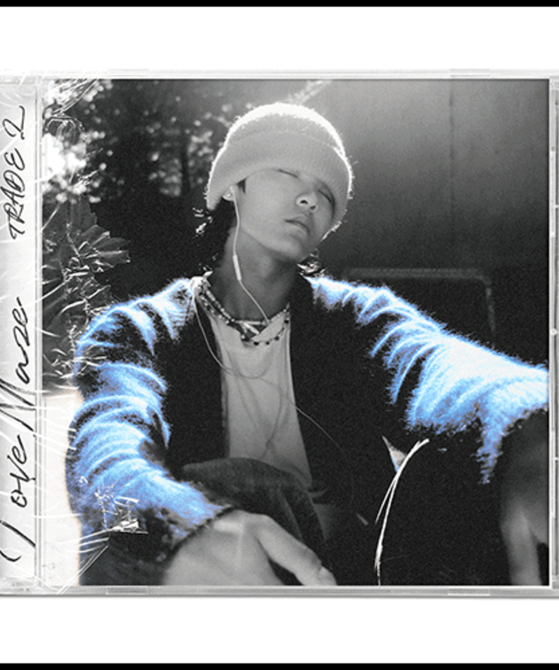 TRADE L - [LOVE MAZE] (EP) - Album Kpop : photo noir et blanc du membre TRADE L, veste bleue, pochette album