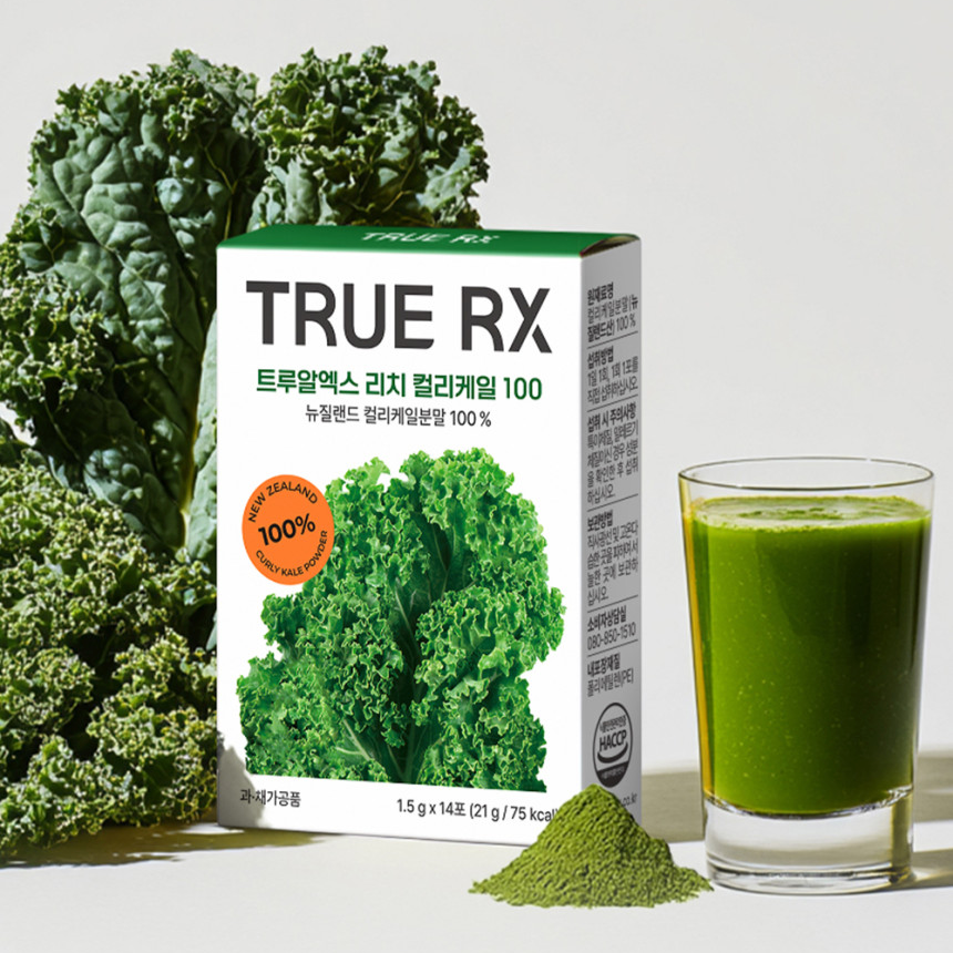 TRUE RX Rich Curly Kale Powder 100% de TRUE RX, pot de poudre et verre de jus vert, fond de feuilles de kale.